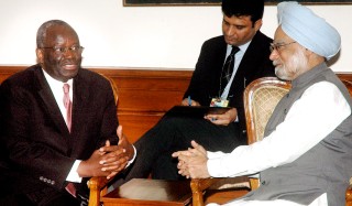 El enviado especial de la ONU en Birmania, Ibrahim Gambari, conversa con el primer ministro indio, Manmohan Singh, en Nueva Delhi, India. (EFE)