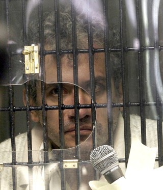 José Luis Calva Zepeda, presunto “Caníbal”, reitera que no se comió a su víctima, al comparecer en la rejilla de prácticas del juzgado 21 en el Reclusorio
Oriente. (El Universal)
