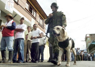 La Policía colombiana vigiló los puestos de votación en Colombia como parte del plan de seguridad en los comicios regionales que se realizaron ayer. (EFE)
