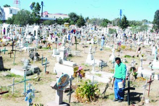 Actualmente, la tasa bruta de mortalidad en Durango alcanza una cifra de 51 fallecidos por cada diez mil habitantes, según datos del INEGI. Se esperan miles de visitantes en los cementerios de la ciudad este Día de Muertos.