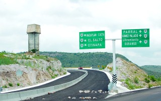 Insiste Carlos Emilio Contreras Galindo, tesorero estatal, que la obra carretera es prioritaria en la asignación de recursos para el 2008 por parte de la Federación.