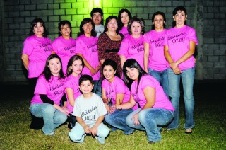 Gabriela Serrano Medina en su cumpleaños, acompañada de Elvira, Susy, Patricia, Bety, Blanca, Daniela, Valeria, Manuel, Gaby, Ana, Julia, Ernesto y Alma.