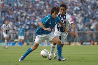 César “Chelito” Delgado anotó el primer gol de la escuadra celeste, pero salió del encuentro con una lesión que podría dejarlo fuera del partido de ida de los cuartos de final. (Jam Media)