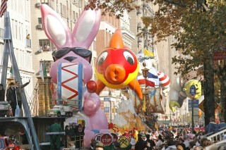 Comparsas desfilaron ayer durante el tradicional desfile de Acción de Gracias en el centro de Manhattan, Nueva York en Estados Unidos, evento organizado por la cadena de almacenes Macy’s, desde
1924. (EFE)