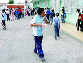 Los menores deben de comer alimentos básicos como la leche, cereales, verduras y frutas.