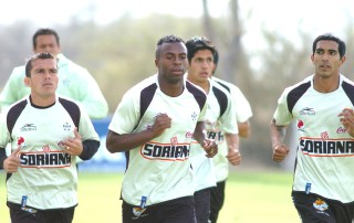 Del avión al campo de entrenamiento, fue lo que hizo ayer Santos Laguna a su regreso de Morelia. El ánimo de los jugadores está por las nubes, sin embargo no se confían. (Fotografía de Jesús Galindo López)