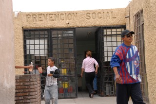 Durante la plática de concientización y orientación también se distribuyeron folletos informativos sobre las características principales del cáncer de mama y los principales cuidados que deben tenerse. 