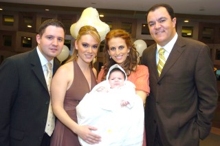 Faruk y Odila Fernández, Roberto y Sofía Kuri acompañados por el pequeño Faruk (Fotografías de Ángel Padilla).