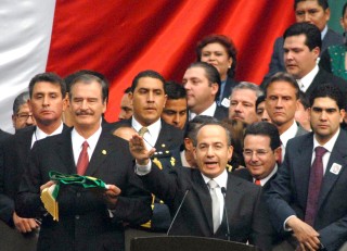 El presidente Felipe Calderón cumple hoy un año en el poder, con el combate al narcotráfico como su principal bandera. (Archivo)