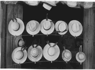 FOTO 1.
Mujeres de Becal, Campeche, en una cueva húmeda, trabajan en la hechura de sombreros de Panamá. 
—- 
FOTO 2.
Una muestra de los sombreros de Panamá o de jipijapa que se confeccionan en Becal, en Campeche, México.
