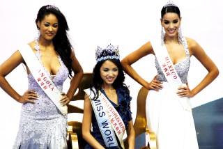Miss China, Zi Lin Zhang (c), posa tras triunfar como Miss Mundo 2007, que se celebró en Sanya, sur de China. Miss Angola, Micaela Reis (i), y Miss México, Carolina Morán Gordillo, ocuparon el segundo y tercer lugar respectivamente. (EFE)