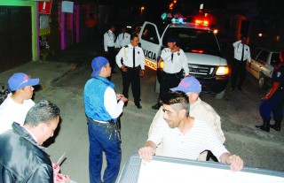 Los policías municipales acudieron a la colonia José Ángel Leal, donde un sujeto fue herido con arma de fuego; detuvieron a cuatro sospechosos.