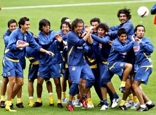Los jugadores del América se divierten al término del entrenamiento en el estadio La Bombonera del club Boca Juniors, en Buenos Aires, antes de jugar la final de la Copa Sudamericana frente a Arsenal de Sarandí. (EFE)