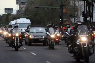 Cientos de seguidores acudieron a la Catedral Metropolitana para dar el último adiós a Sergio Gómez, cuyo cortejo fue escoltado por un convoy de unas 20 motopatrullas. (Fotografías de El Universal)