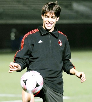 Milan fue recibido en el aeropuerto de Tokio por unos 300 aficionados que dieron la bienvenida a sus ídolos, en especial al 'Balón de Oro 2007', Kaká. (AP)