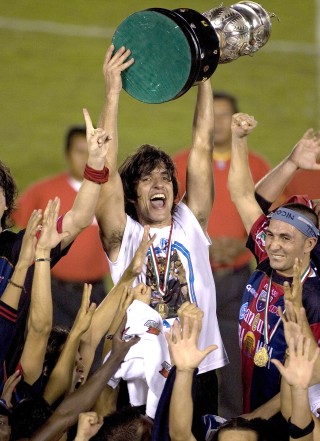 Vilar sostiene en todo lo alto el trofeo que los declara campeones del Torneo Apertura 2007