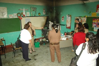 Personal de la escuela primaria 18 de Marzo de Gómez Palacio, inspecciona el salón del tercero “A”, donde se registró un conato de incendio y generó la evacuación de mil 150 alumnos.