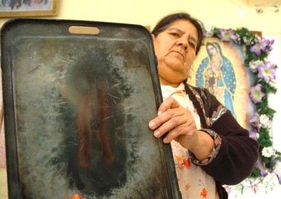 María de la Luz muestra el comal en donde ella asegura que se apareció la Virgen de Guadalupe. (Fotografía de
Ángel Padilla)