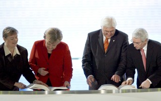 La canciller alamana Angela Merkel junto al ministro de exteriores del mismo país Frank-Walter, durante la firma del Tratado de Lisboa en el monasterio de los Jerónimos de Lisboa, Portugal. (EFE)
