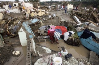 La tormenta tropical “Olga” causó inundaciones
y deslizamientos de tierra en varias ciudades de República Dominicana que afectaron a unas siete mil viviendas. (EFE)