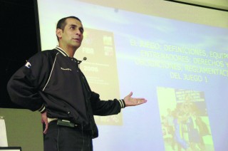 El árbitro internacional Mauro Retiz Ruiz imparte desde ayer la clínica de actualización de Basquetbol Laguna 2007 en el Colegio Inglés de esta ciudad. (Fotografía de Jesús Galindo López)