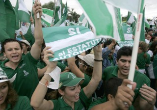 Miles de ciudadanos de Santa Cruz, situado en el oriente de Bolivia, respaldaron ayer la presentación del texto con los Estatutos Autonómicos de esa provincia. (AP)