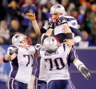 Los Patriotas de Nueva Inglaterra consiguieron la hazaña de quedar invictos en la temporada regular de la NFL. (EFE)