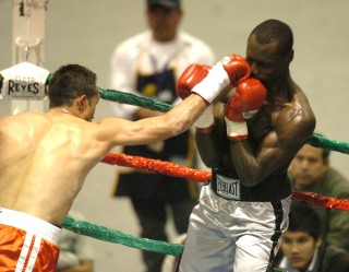 Marco Antonio 'Veneno' Rubio venció en el segundo round al norteamericano Sherwin Davis en la pelea estrella de la tradicional función de Año Nuevo en el Auditorio Centenario de Gómez Palacio. (Fotografía de Jesús Galindo López)