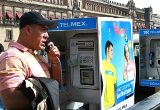 El 55 por ciento de las llamadas que se hacen desde los teléfonos públicos son a celulares y el 45 por ciento a líneas fijas, cuando hace apenas unos meses la proporción era a la inversa. (Archivo)