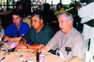 Gustavo ricalde durán fue captado en la convención de Mazatlán en 1999, a su derecha aparece Jaime Pérez Avellá y a la izquierda José Maiz García. (Archivo)