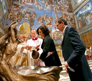 El Papa Benedicto XVI bautizó ayer a trece niños
en la Capilla Sixtina. (EFE)