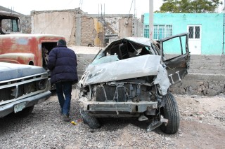 En esta camioneta viajaban seis personas provenientes del ejido Nuevo Graceros con destino a Pedriceña,
pero se volcó en el camino y dos mujeres fallecieron en el lugar.