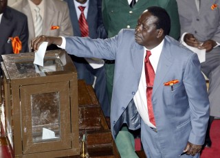 El líder del Movimiento Democrático Naranja, Raila Odinga, introduce su voto durante las elecciones parlamentarias en Kenia. El legislador de la Oposición Kenneth Marende fue elegido presidente del parlamento con 105 voto a favor y 101 en contra. (AP)