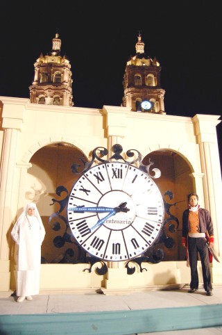 El reloj de la Catedral fue repuesto por el Gobierno y el nuevo ejemplar emite melodías cada hora al sonar las campanadas.