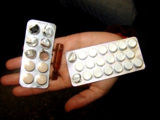 La autoprescripción de medicamentos puede traer serias consecuencias en el organismo, desde una intoxicación hasta la disminución del efecto de las fórmulas, por lo que ante cualquier enfermedad debe acudirse al médico.