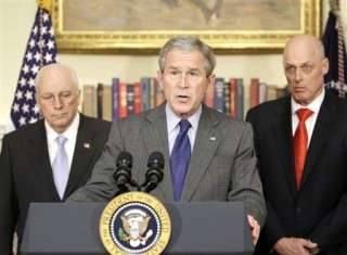 El presidente George Bush, acompañado de Dick Cheney, y  Henry Paulson, durante la presentación del  paquete de exenciones fiscales y otras medidas por un valor de 145 mil millones de dólares. (AP)