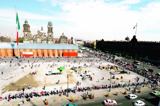 Desde las 7:00 horas varias personas hicieron una larga fila para esperar la apertura del Museo Nómada, la cual se realizó alrededor de las 10:00 horas.