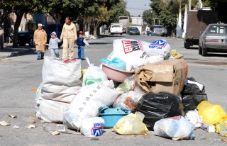Los cerros de basura continúan invadiendo las calles de la ciudad, ante el paro de labores de los trabajadores de la empresa Proterra. (Fotografía de Fernando Compeán)