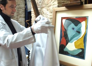El lienzo titulado Autorretrato Desplegándose en Tres o Arlequín, estaba al reverso un cuadro pintado por Dalí en 1923 denominado Paisaje con Olivos.