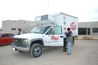 INVESTIGAN. Agentes del área de Peritos, investigan las posibles huellas en las puertas del camión.