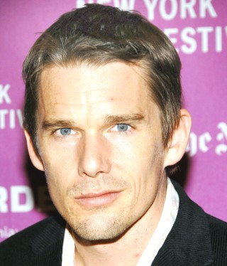 Ethan Hawke será padre por tercera vez, pues su ex niñera y ahora pareja Ryan Shawhughes, esta embarazada. (AP)