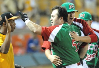 Roberto Saucedo, jugador de los Yaquis de Obregón de México, celebra tras conectar un cuadrangular de tres carreras en la décima entrada del partido de la Serie del Caribe 2008 contra los Tigres del Licey de República Dominicana. (EFE)