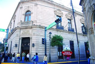 Las autoridades del Municipio de Durango pretenden aplicar aquí el modelo que usó Monterrey al desalojar Palacio de Gobierno y crear ahí un museo, como se piensa hacer en el Palacio de Escázarga de esta capital.