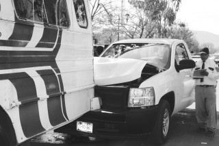 Un choque alcance entre un camión de pasajeros y una camioneta particular se registró sobre el bulevar Miguel Alemán, en Ciudad Lerdo.
