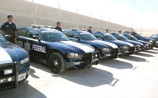 Ayer se integraron siete nuevas patrullas y cuatro camionetas a la Policía Federal y junto a ellas se observa a los agentes con el nuevo uniforme de la corporación federal.