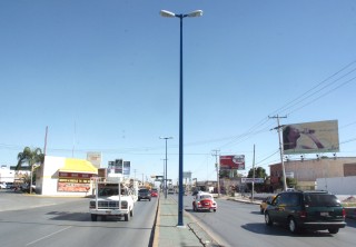 Postes de luz pintados de azul se observan en el bulevar Diagonal Las Fuentes.