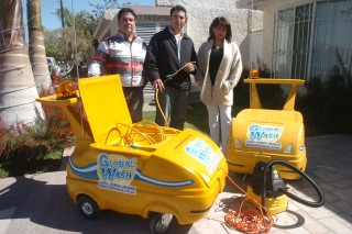 En La Laguna desarrollan tecnología propia para elaborar lavadores móviles, unidades ecológicas y que pueden generar el autoempleo. (Fotografía de Sergio Reyes)
