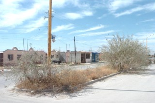 Maleza en los camellones, pavimento semidestruido y basura en los lotes baldíos es parte del paisaje urbano de Ciudad Nazas, un ambicioso proyecto integral inmobiliario que terminó en el olvido.
