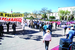 La Plaza IV Centenario se aprovechó por organizaciones sociales y manifestantes para hacer peticiones  al  presidente de Mëxico, Felipe Calderón, aunque éste se encontraba en otro lugar.