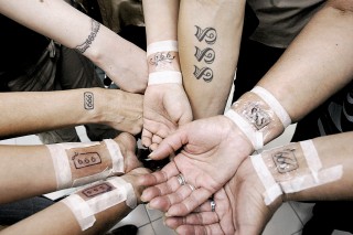 Jóvenes y adultos se dieron cita para tatuarse el 666: el número al que muchos identifican con el Diablo, Satanás o Lucifer. (El Universal)